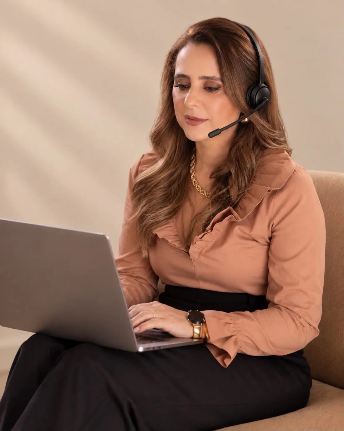 Ana Flávia Faria realizando atendimento comercial com headset e notebook